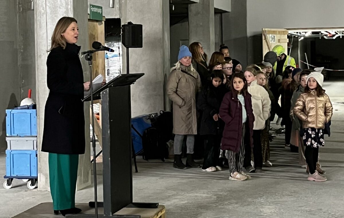 - Med Nordøstamager Skole giver vi bydelens børn de bedste betingelser for leg og læring. Samtidig får lokalmiljøet et helt nyt samlingssted med plads til sport og fritidsaktiviteter. Jeg glæder mig meget til, at skolen står færdig, og elever og københavnere kan boltre sig i de nye rammer, sagde overborgmester Sophie Hæstorp Andersen til rejsegildet.
