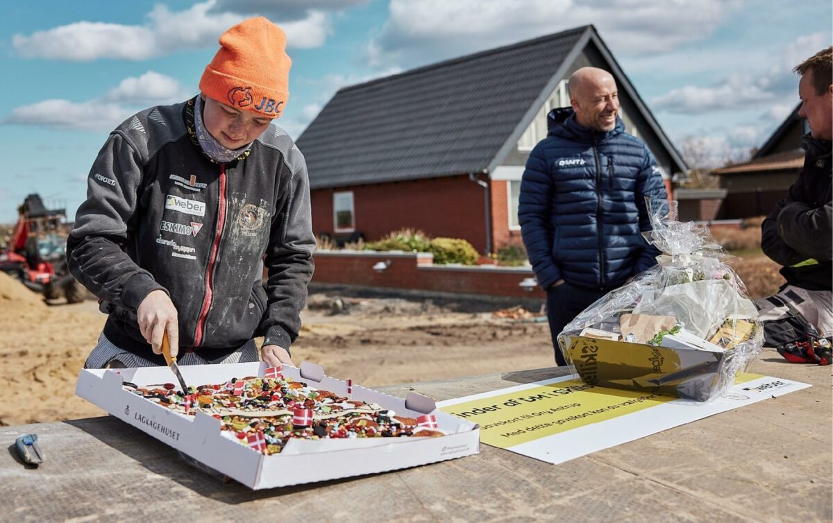 I fredags blev Gry Astrup - efter en del corona-relaterede forsinkelser - hædret på en byggeplads i Ringkøbing, hvor hun og hendes kolleger er i færd med at støbe fundamentet til et nyt hus. Weber kom forbi med kage, blomster, gavekurv og gavekort på 10.000 kr. for at lykønske med sidste års Skills-sejr.