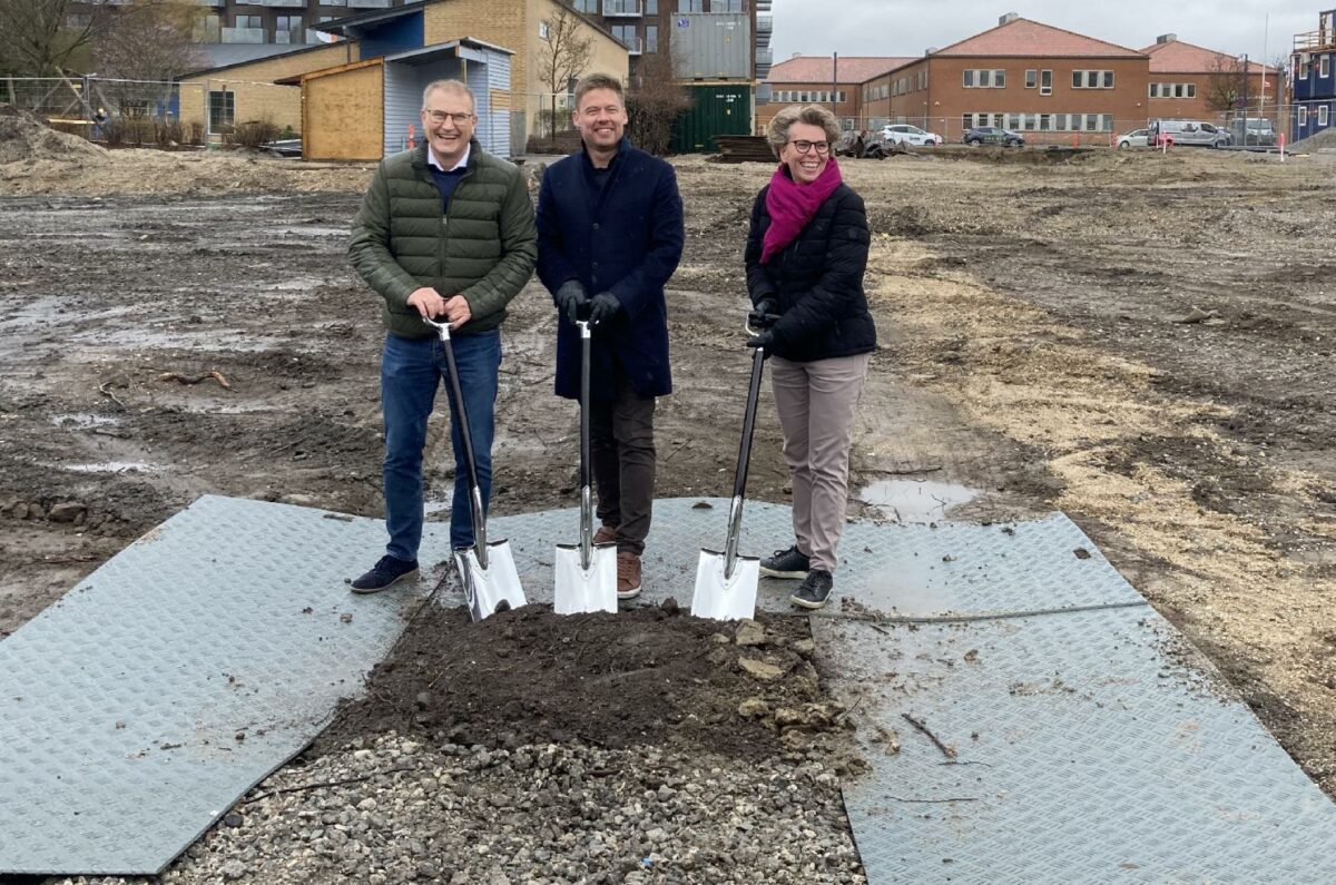 Det var en glad borgmester Britt Jensen, der kunne tage første spadestik til de nye boliger, der skal kunne rumme familier i alle aldre. Her ses borgmesteren sammen med projektdirektør Benny Nielsen fra Casa (tv.) og partner i CapMan, Peter Gill.