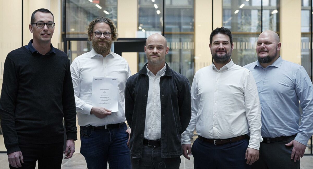 Rasmus Fuglsang, Vejdirektoratet, Ole Berard, buildingSmart Danmark, Joakim Lockert, Banedanmark, Jesper Pelby, Sund & Bælt Holding og Joe Rasmussen fra Metroselskabet vil sammen udvikle og implementere nye fælles standarder og åbne formater i både den danske og internationale anlægsbranche.