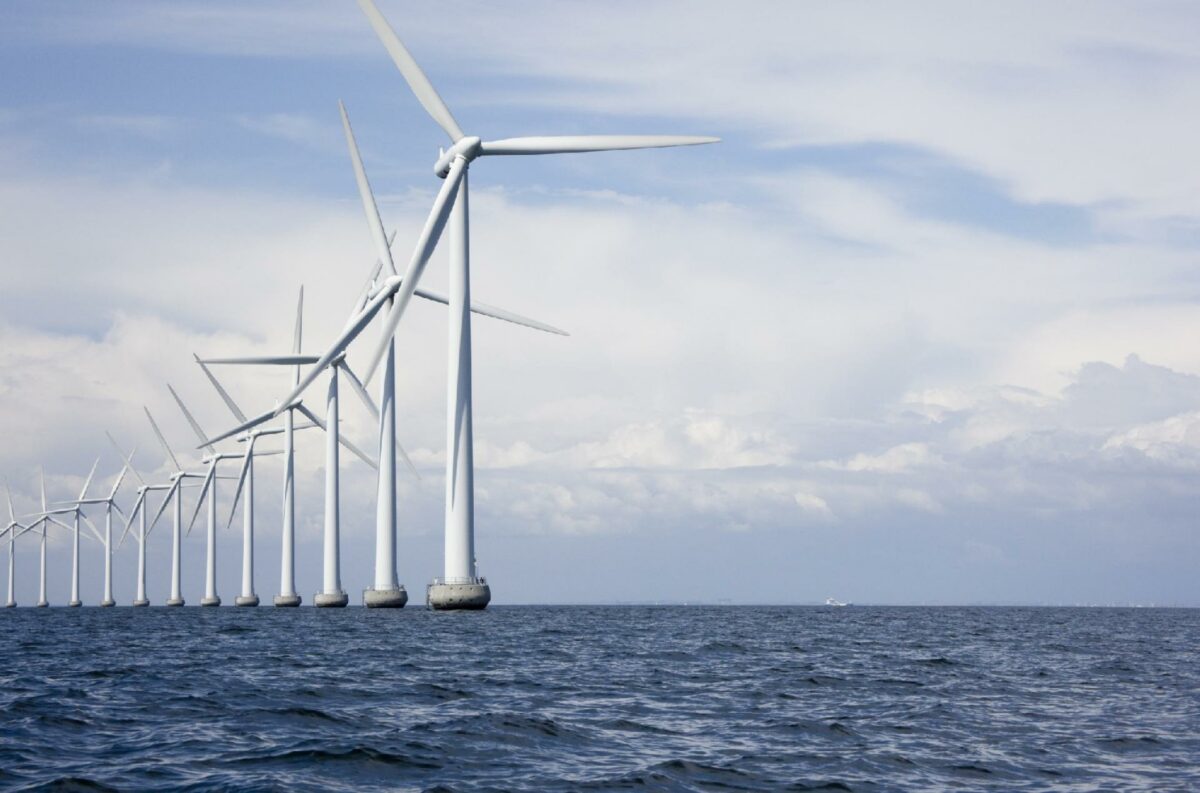 Danmarks vedvarende energiproduktion skal øges markant frem mod 2030 - med flere vindmøller og solcelleparker, egen produktion af grøn gas, mens af fossile fyr i husstandene skal erstattes af fjernvarme og varmepumper. Foto: Getty Images.