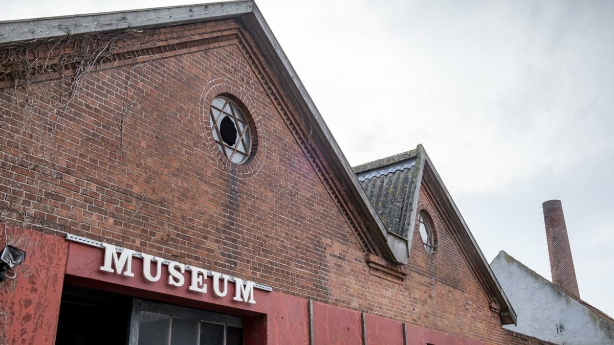 Det karakteristiske fabrikstag på Støberihallerne i Præstø. De gamle fabriksbygninger skal gennemrestaureres og genopstå som byens nye fællesskabets hus med bl.a. bibliotek, borgerservice og arkiv. Foto: Kurt Rodahl Hoppe