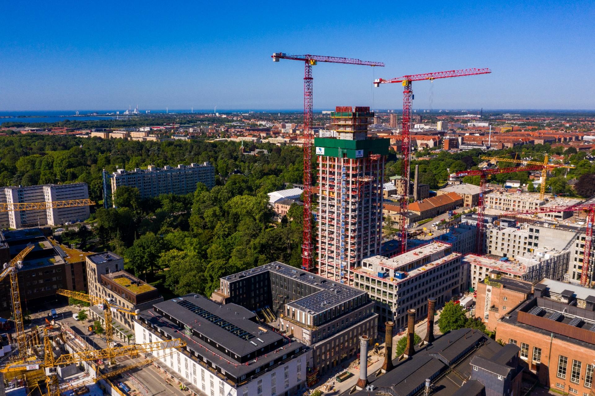 På Pasteurs Tårn i Carlsberg Byen har Uniplan brug for ca. 150 meter slanger for at nå op på den 37. og øverste etage. Foto: Claus Falkenberg Thomsen