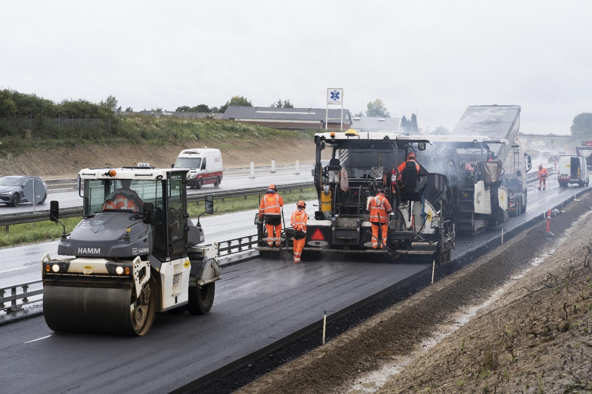 Genbrug af 30 pct. asfalt giver en vejbelægning i lige så god kvalitet som hvis man udelukkende bruger jomfruelige materialer. Fotograf: @AmaudFevrier