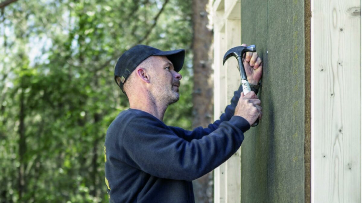 En træfiberplade vil ofte kunne erstatte en fibercementplade som vindspærre.