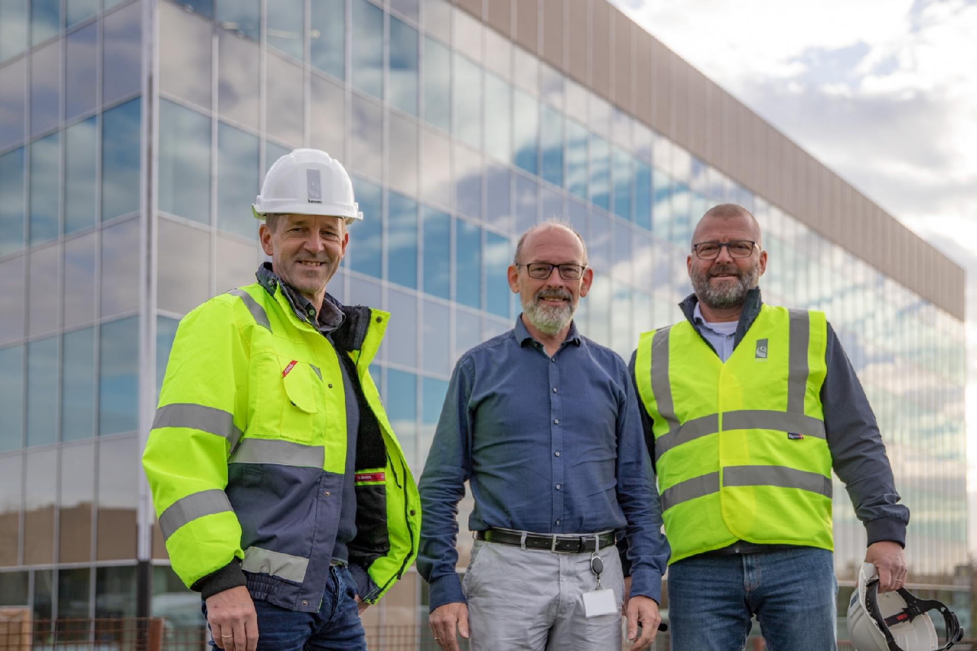 På byggepladsen fra venstre Carsten Dam-Jensen (Project Director, HSHansen), Morten Vilstrup (Project Director AGC Biologics) samt Carsten Sørensen (Head of Sales & Marketing, HSHansen)