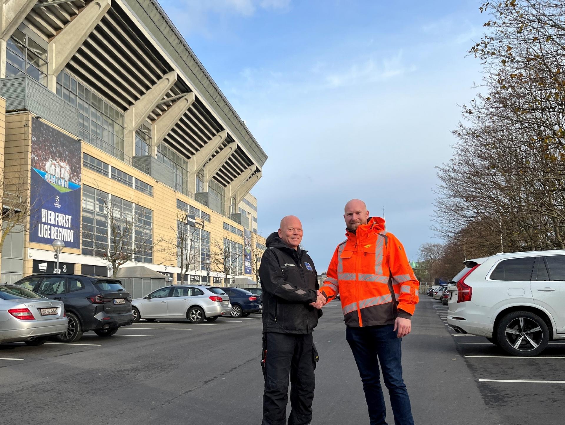 Bo Brink-Pedersen (tv) fra Parken Sport & Entertainment siger tak for samarbejdet til Martin Martedal, Colas