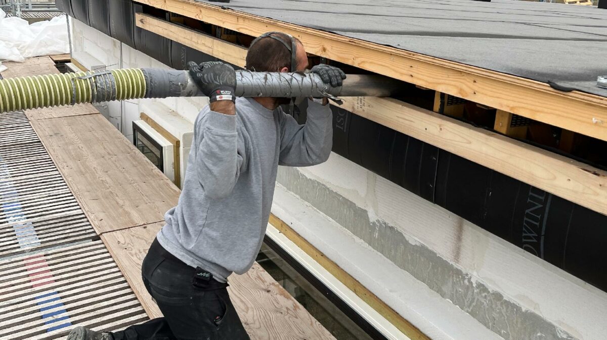 Rækkehusene i Amorbuen får indblæst 600 mm papiruld i det flade built up tag.