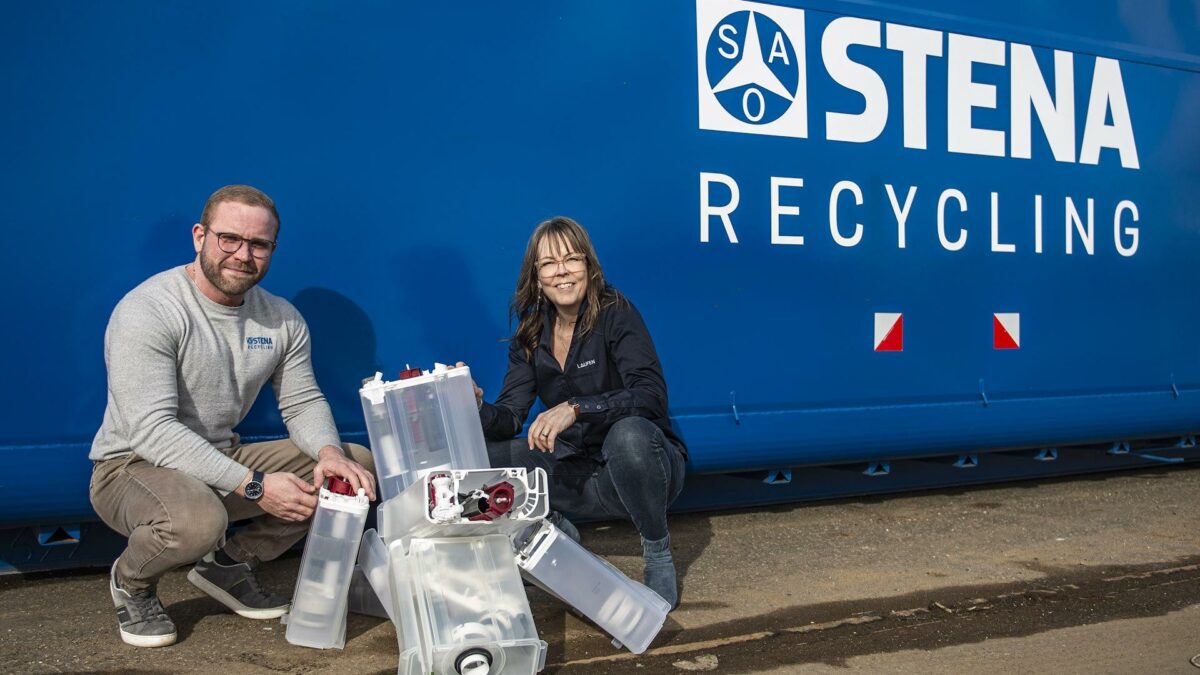 Bæredygtighedsambassadør hos LAUFEEN, Anja Aabye, og filialchef Jakob Schandorff fra Stena Recycling i Køge med en håndfuld af de indsamlede plastikcisterner.