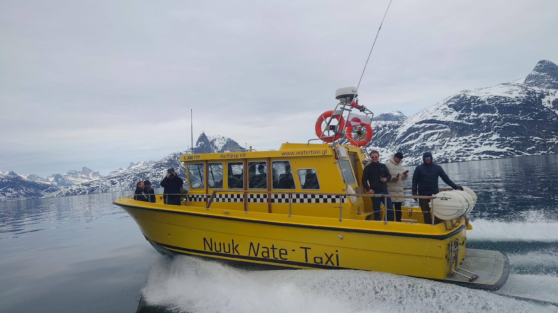 Sammenhold og fællesskab er vigtigt, når man arbejder så langt hjemmefra, og kort tid efterat være kommet til Grønland var alle mand afsted på en heldagstur med Nuuk Water Taxi.