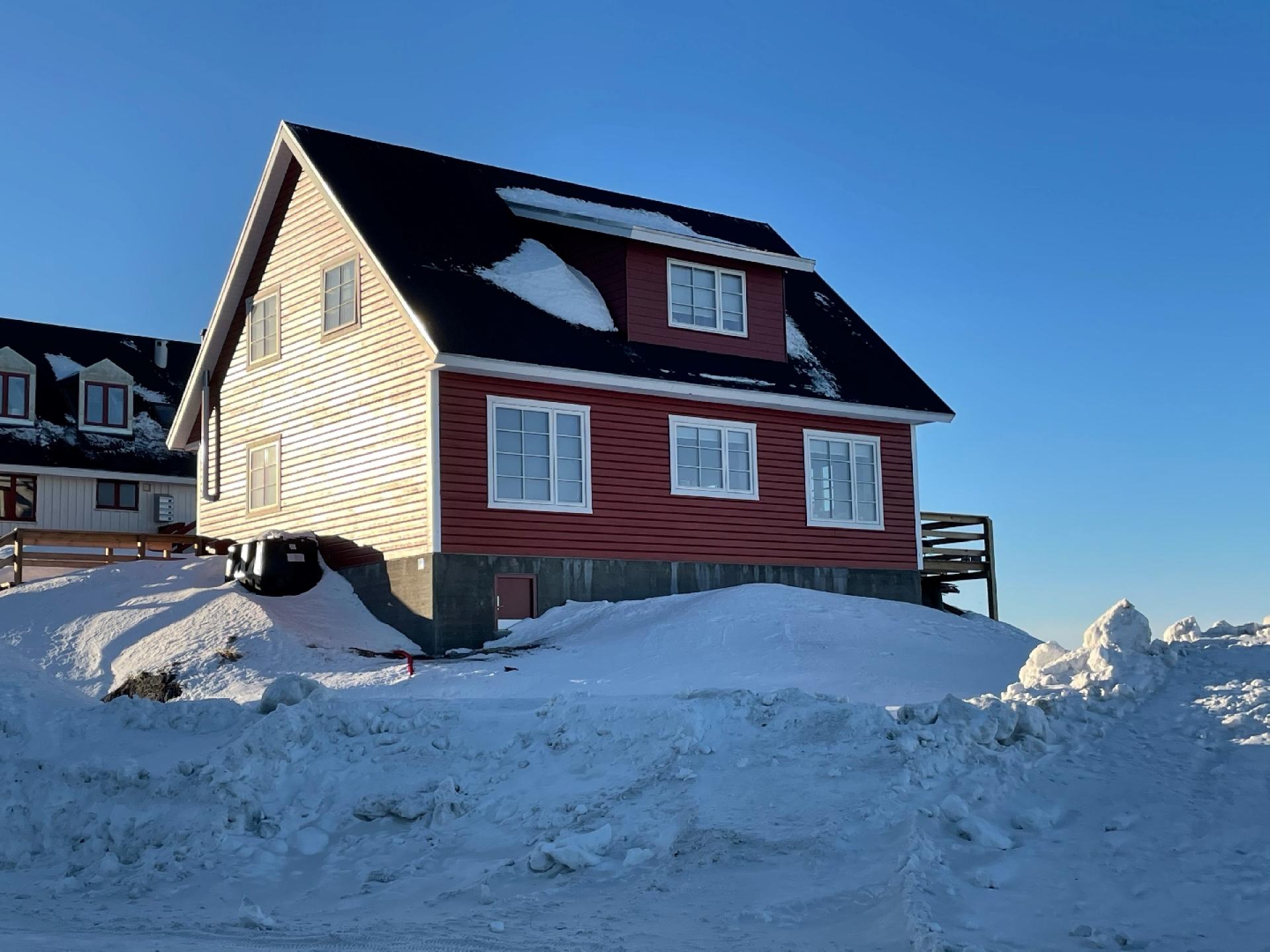 Enfamiliehus med kvist. Huset er opført i Nuuk