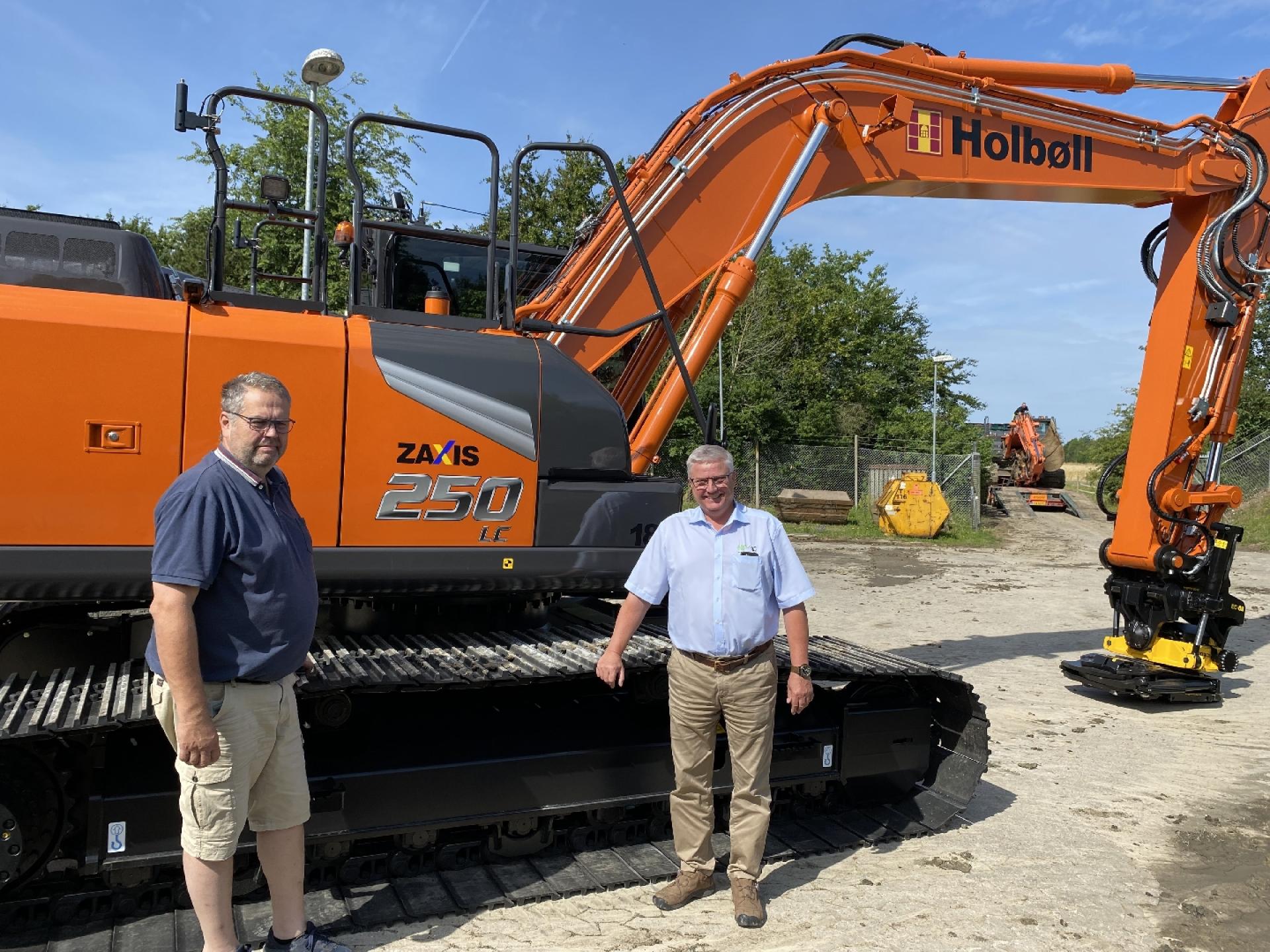 Hans-Henrik Olsen fra Holbøll og Henrik W. Sørensen fra H.P. Entreprenørmaskiner på dagen, hvor Holbølls nye Hitachi 250 blev overleveret.