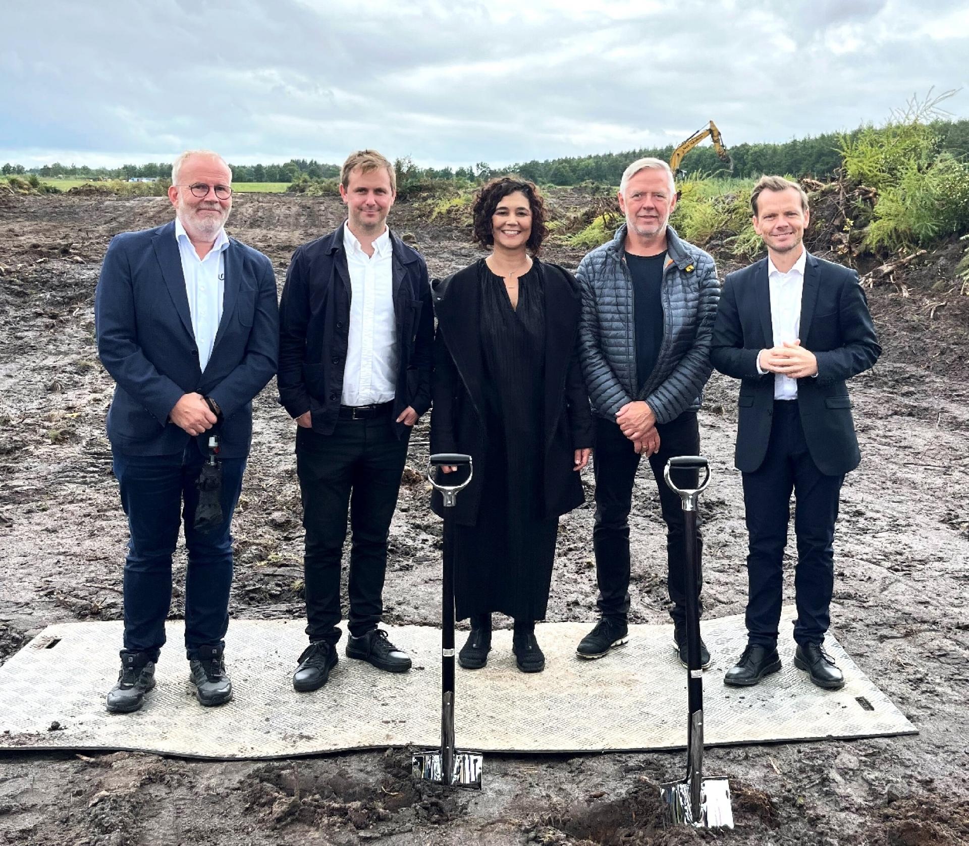 Fra venstre, Karsten Lindberg, Jonas Hviid Mønster, Sonia Bom, Benny Taul Bjerre og justitsminister Peter Hummelgaard.