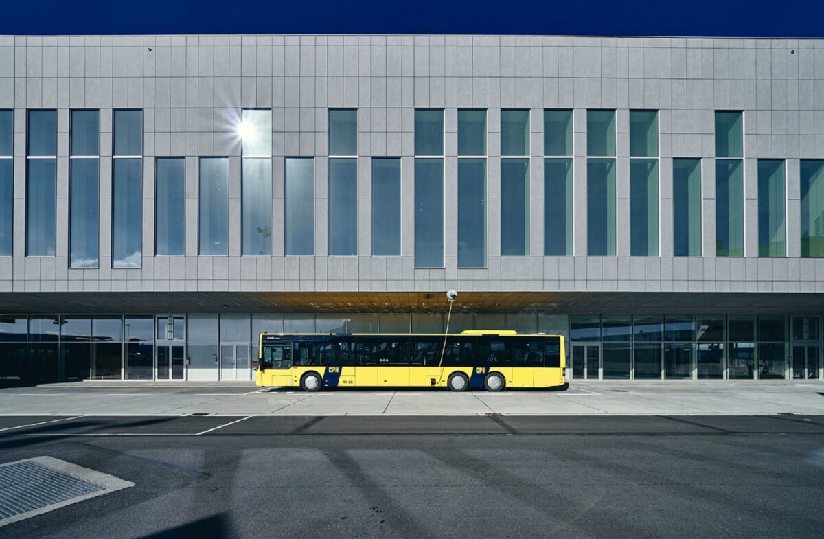 Her pryder EQUITONE fibercementplader en facade i Kastrup Lufthavn (Fotograf Steffen Stamp).