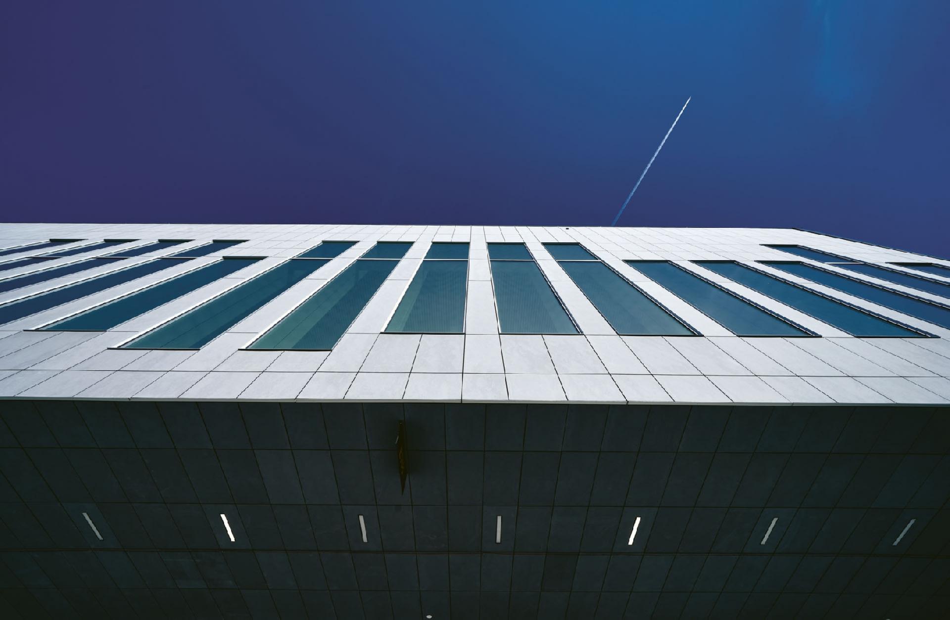 Her pryder EQUITONE fibercementplader en facade i Kastrup Lufthavn (Fotograf Steffen Stamp).