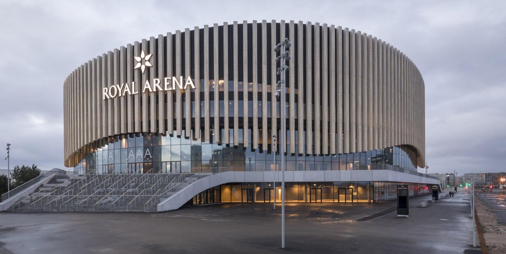 Lukningsentreprise og træfinér. HSHansen har bidraget til byggeriet af Royal Arena med komplet lukningsentreprise, inklusive de karakteristiske finérlameller på facaden.