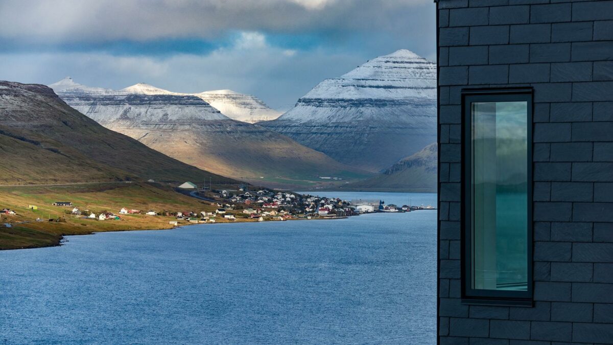 Ingen kan være uenige i, at skifer både design- og arkitekturmæssigt er en fabelagtig partner til den rå, men smukke natur i den nordatlantiske region.