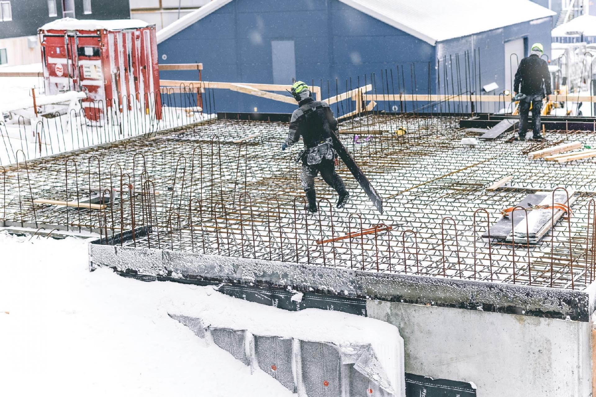 Ifølge Nicolaj Sørensen, der er adm. direktør i EMJ-Atcon, er forankring af viden kernen for virksomhedens aktiviteter i Nuuk - hvad enten det er viden om byggeforhold, bæredygtighedeller nye typer af byggeri. Det er den vigtigste faktor for at få tingene til at lykkes, siger han.