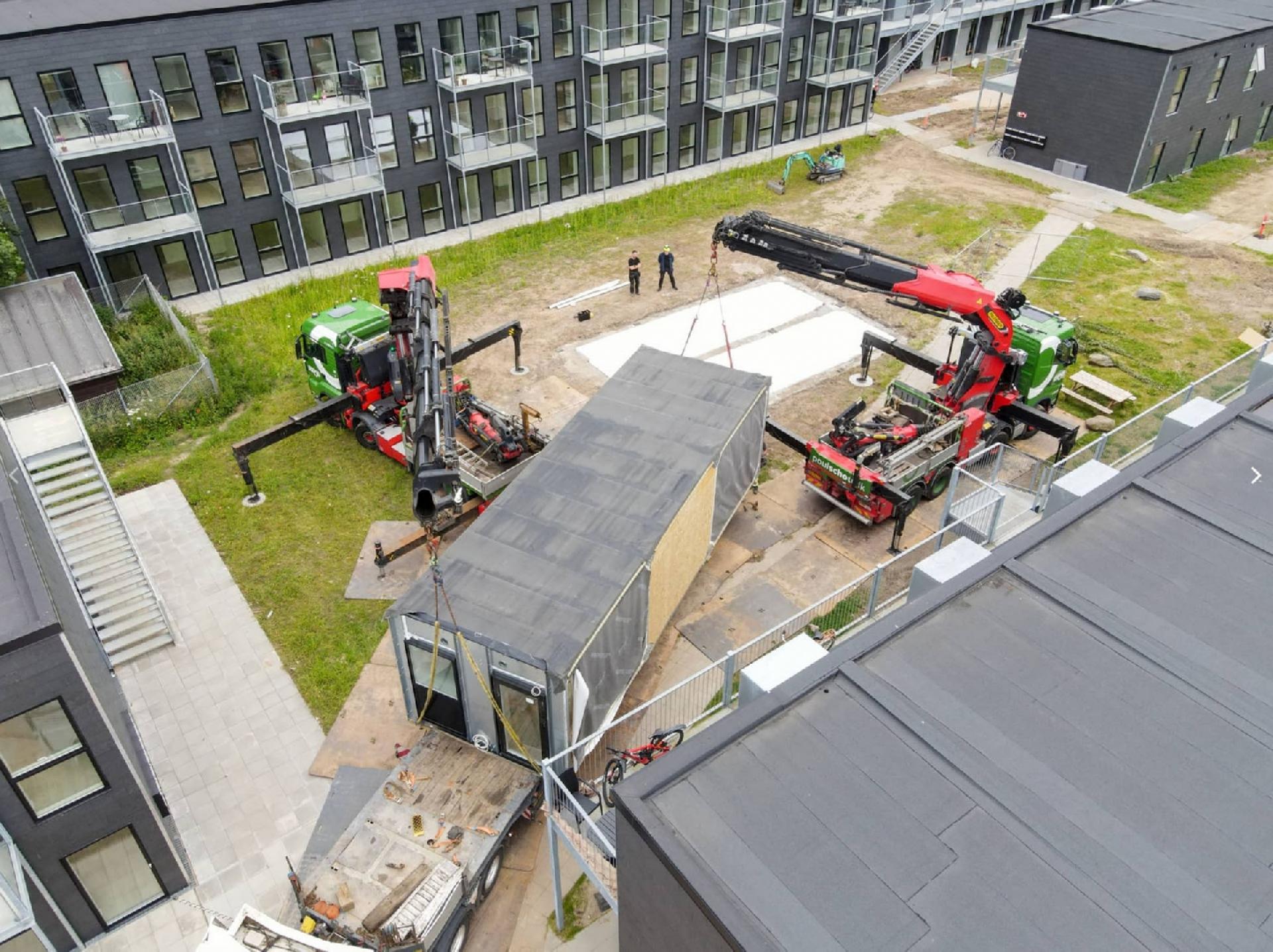 Montagen på byggepladsen er enkel. Takket være modulernes punktfundament er der stor fleksibilitet i forbindelse med montagen, og byggeriet kan åbnes op såvel horisontalt som vertikalt, hvorved byggeriets geometri kan udnyttes optimalt. Foto: DOMU