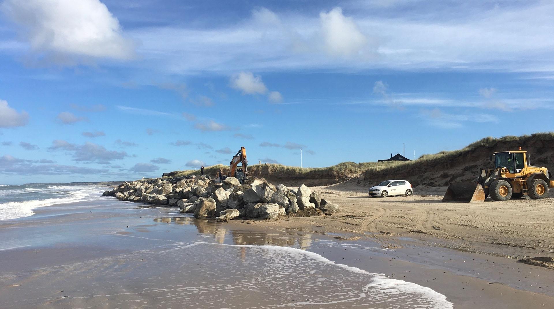 Dansk Natursten på arbejde ved Nørlev Strand. Foto Dansk Natursten