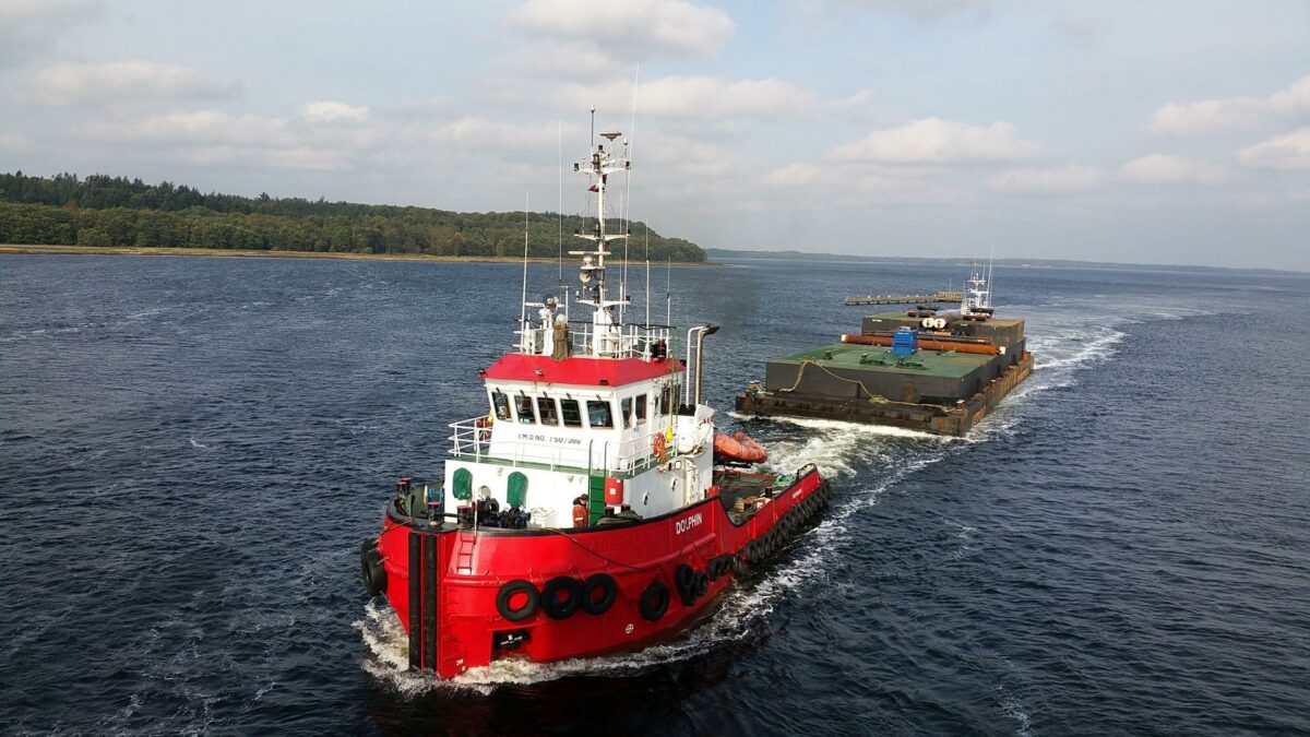 NH Towage råder i dag over fem slæbebåde samt to store pramme, hvor den ene er 70 x 20 meter, og den anden er 50 x 18 meter. Man servicerer kunder i både ind- og udland og er altid frisk på at prøve kræfter med nye typeraf opgaver. Foto: NH Towage