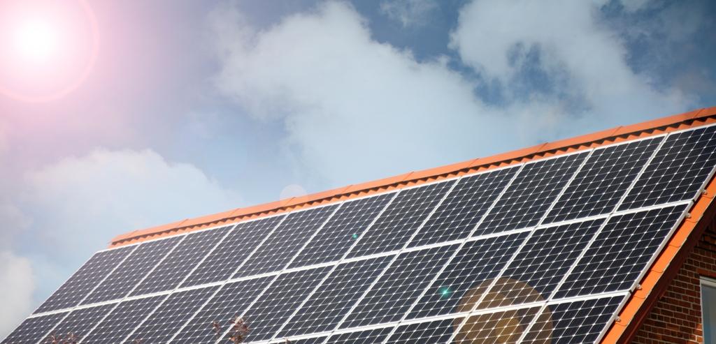 Formålet med udviklingsprojektet er at udvikle en omkostningseffektiv komfortkøling, der kombinerer de kendte energiteknologier varmepumper og solceller. Foto: Colourbox