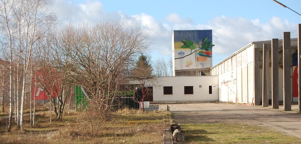 Siloen, som ses i baggrunden af billedet, blev oprindeligt brugt til at pålæsse cement. Den skal nu omdannes til en rockbar med tilhørende backstageområde. Foto: Roskilde Museum.