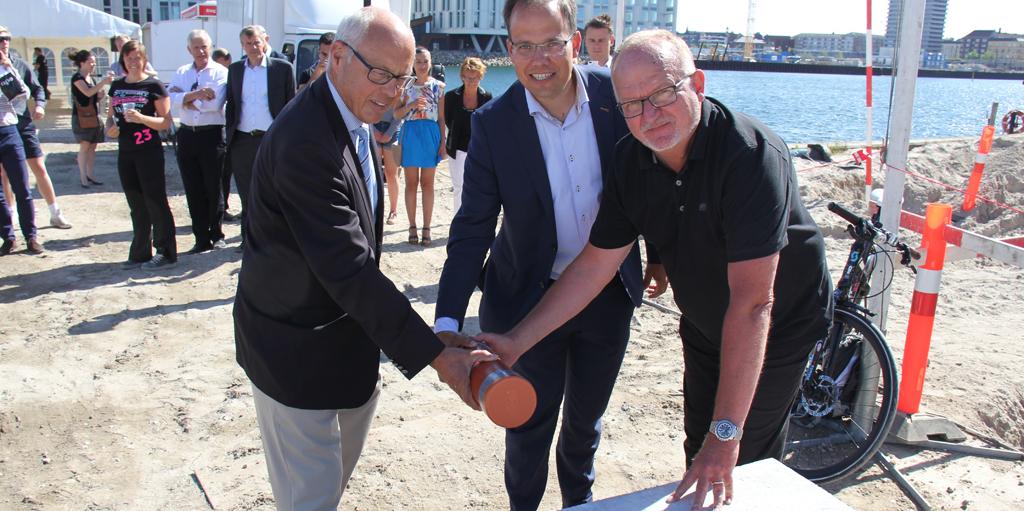 Nedlægningen af grundstenen blev foretaget af adm. direktør Jens Kramer Mikkelsen, By & Havn, stifter og koncerndirektør Kurt Poulsen, KPC og adm. direktør Søren Dahl Thomsen, AP Pension. Foto: By & Havn.