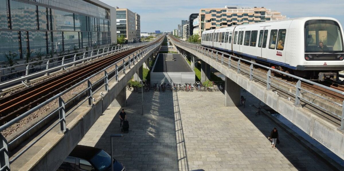 En station lige om hjørnet kan presse huslejen i vejret. Virksomhederne er nemlig villige til at betale ekstra for praktiske forhold. Foto: Colourbox.