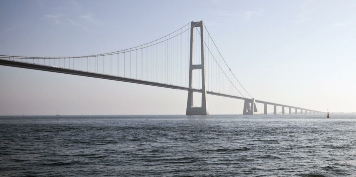 Heller ikke i dette halvår bliver det til noget med den strategiske analyse af en mulig fast forbindelse over Kattegat, når kapaciteten på Storebælt i fremtiden slipper op. Foto: Colourbox.