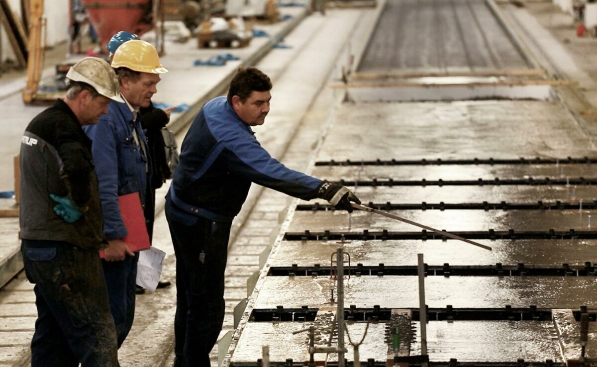 Her er vi i Perstrups produktionshal til SL-dæk. Foto: Perstrup.