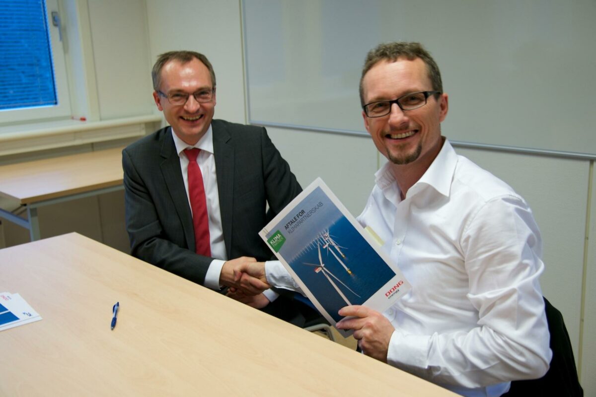 Morten Buchgreitz (t.v.), Dong, og Martin Manthorpe, NCC, ved underskrivelsen af klimapartnerskabsaftalen onsdag. Foto: Dalibor Sandic.