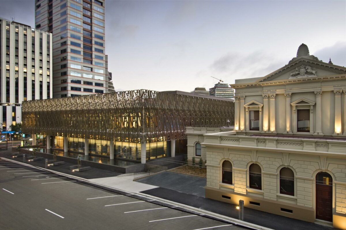 Den nye retsbygning hænger sammen med den gamle fra 1879, men er helt forskellig. En respektfyldt duo midt i Wellingtons kommercielle kvarter. Foto: Sam Eichblatt.