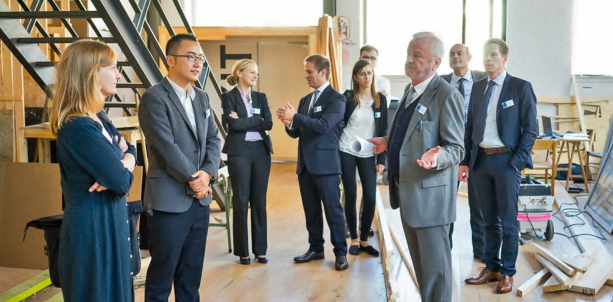 Der var stor interesse på den internationale BIM-konference på Arkitektskolen Aarhus i efteråret. I pausen viste Per Kortegaard (gråt jakkesæt)oplægsholderne rundt i skolens modelværksted. Foto: Mikkel H. Andreasen.