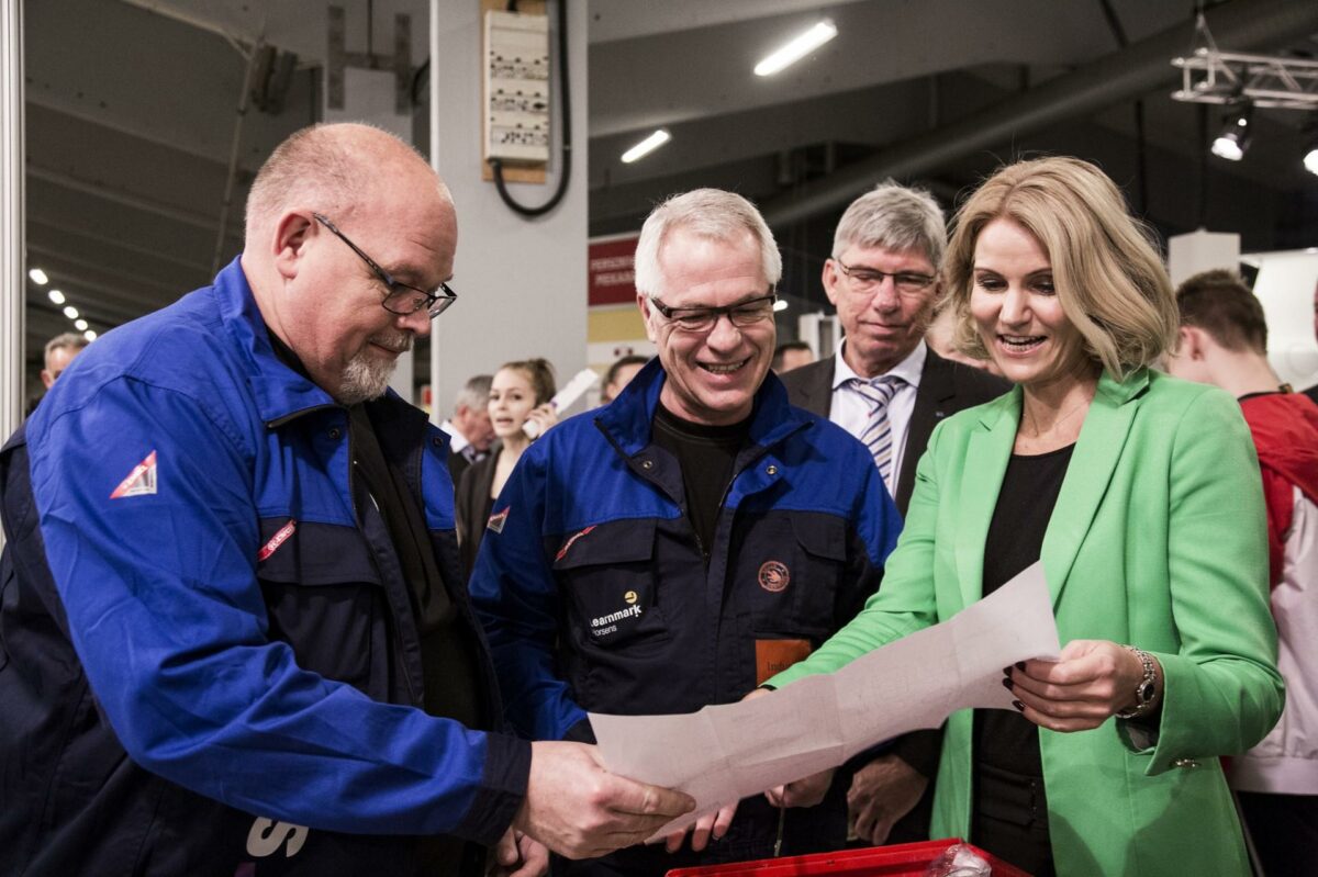 Efter åbningsceremonien var statsministeren en tur rundt på det store område, hvor hun fik forklaret lidt om de forskellige konkurrencer. Foto: Skovdal.dk.