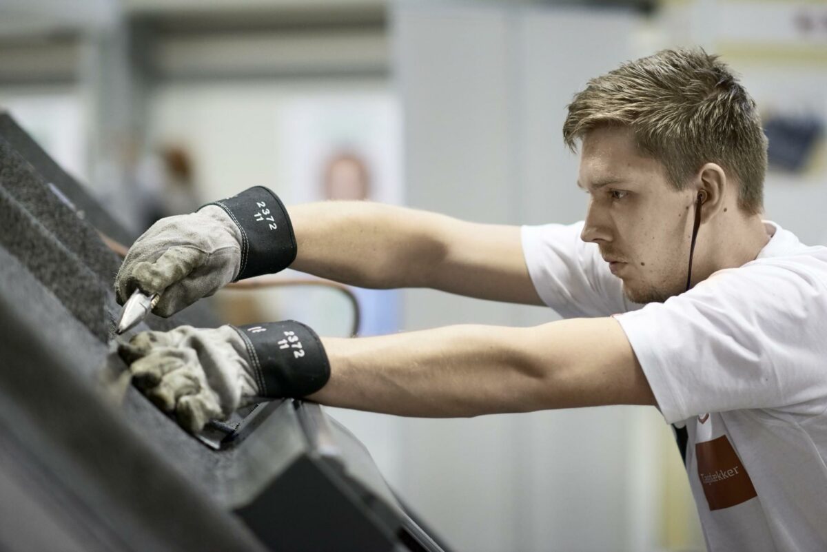 Sebastian Skjødt, der er tagdækkerlærling i HN Tagentreprise A/S i Helsingør, vandt prisen som den bedste i sit fag. Foto: Dansk Byggeri/Skillsdenmark.