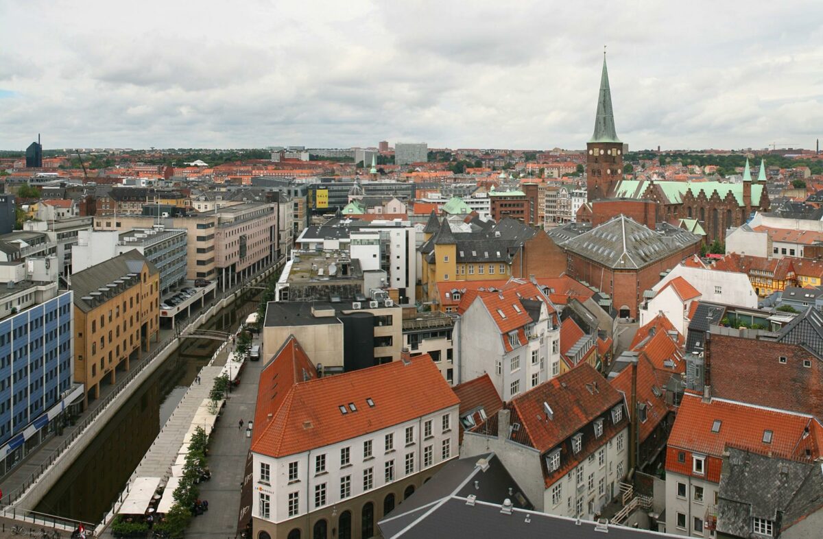 Den særlige skat på erhvervsejendomme, dækningsafgiften, bør fjernes eller i det mindste reduceres, mener CEPOS. Foto: Colourbox.