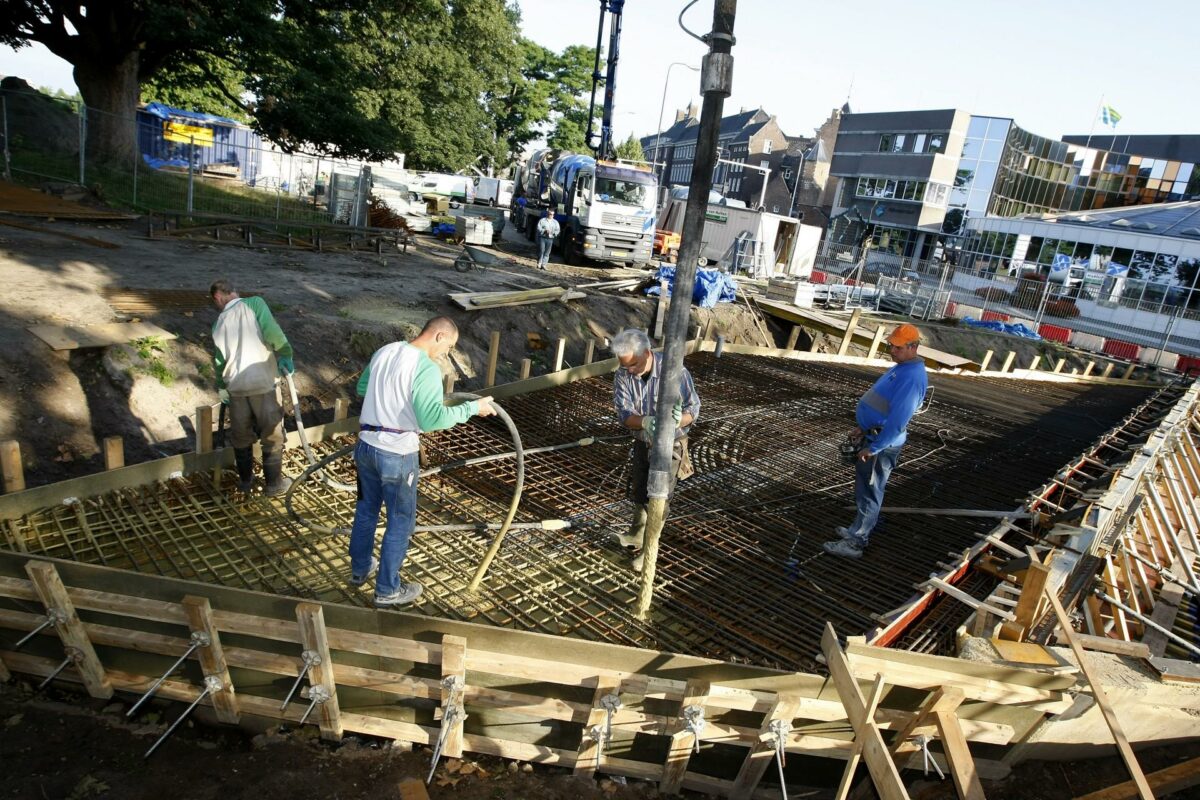 Hvis udenlandske firmaer i for eksempel byggebranchen vil arbejde med udenlandske ansatte i Danmark, så bør virksomheden registreres i RUT en uge før arbejdet påbegyndes, mener DF. Foto: Colourbox.