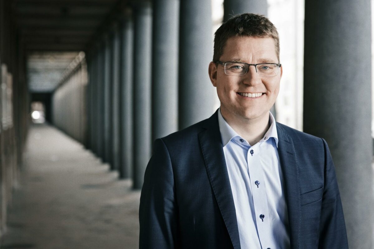 Klima-, energi- og bygningsminister Rasmus Helveg Petersen gav AktivHus Danmark pæne ord med på vejen. Foto: Ulrik Jantzen.