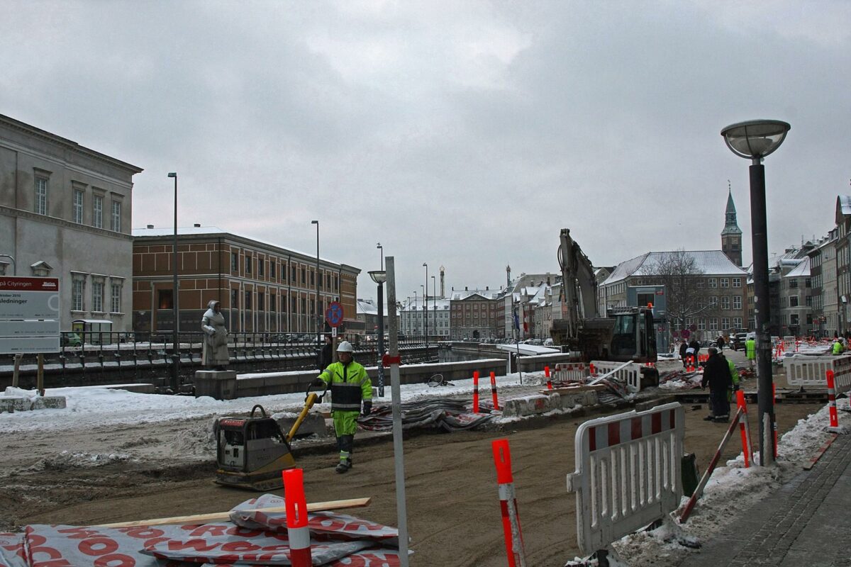 I Sverige sker der flere ulykker i byggeriet i de kolde og mørke vintermåneder. Samme tendens er muligvis også gældende her i landet. Foto: Colourbox.