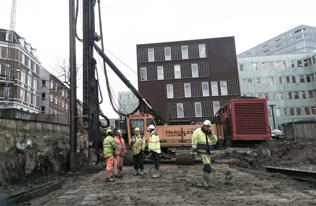 Første etape af prestigebyggeriet Frederiks Plads i Århus midtby er skudt i gang. Totalentreprenøren på projektet, NCC Construction A/S, foretager i første omgang udgravning og fundering til den store P-kælder i to etager, hvilket vil give støjproblemer i starten. Foto: NCC.