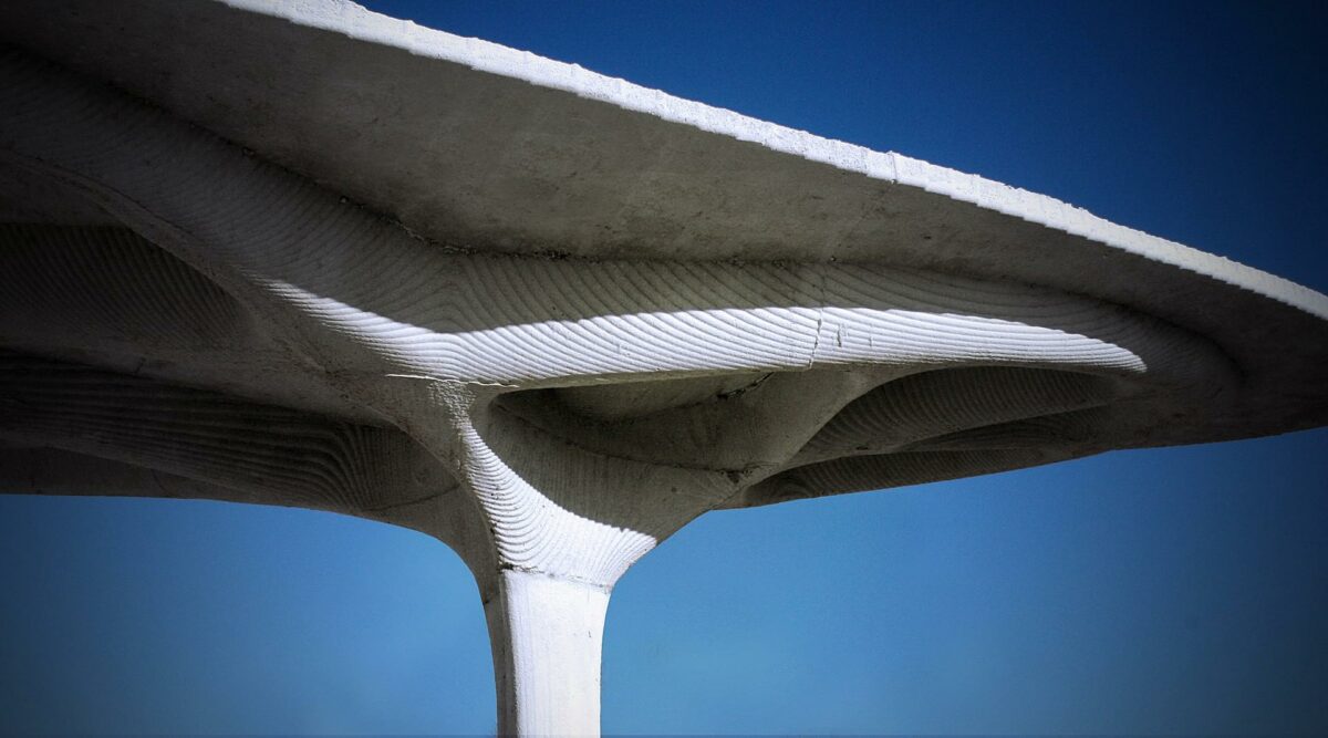 Topologioptimeret overdækning i beton. Her udført ved hjælp af CNC-fræsning. Foto: Asbjørn Søndergaard.