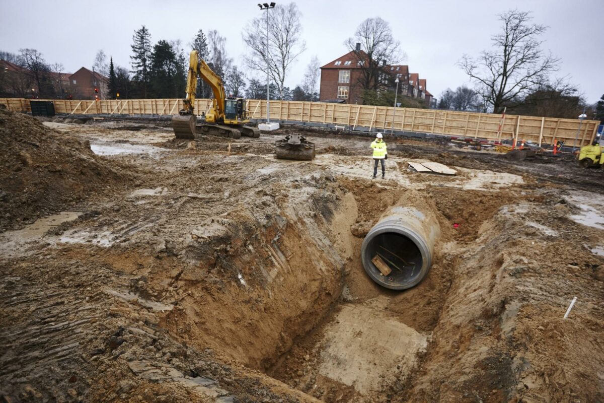 Forsinkelsesbassinet under parkeringshuset består af et 45-50 meter langt betonrør med en diameter på 1,6 meter. En pumpe sikrer, at vandet langsomt ledes ud i kloakken. Foto: Byggeriets Billedbank.