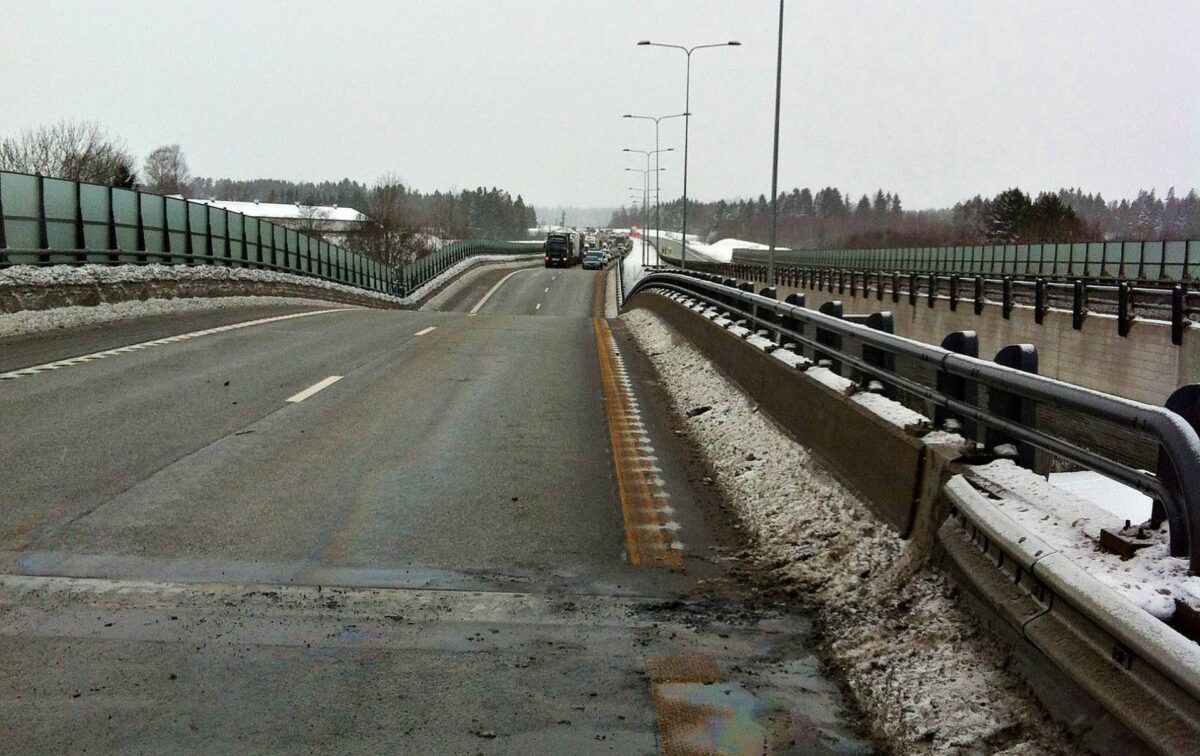 Flere bilister kunne mærke, at broen gav efter, mens de befandt sig på den. Motorvejen er nu lukket. Foto: Vestfold Interkommunale Brannvesen.