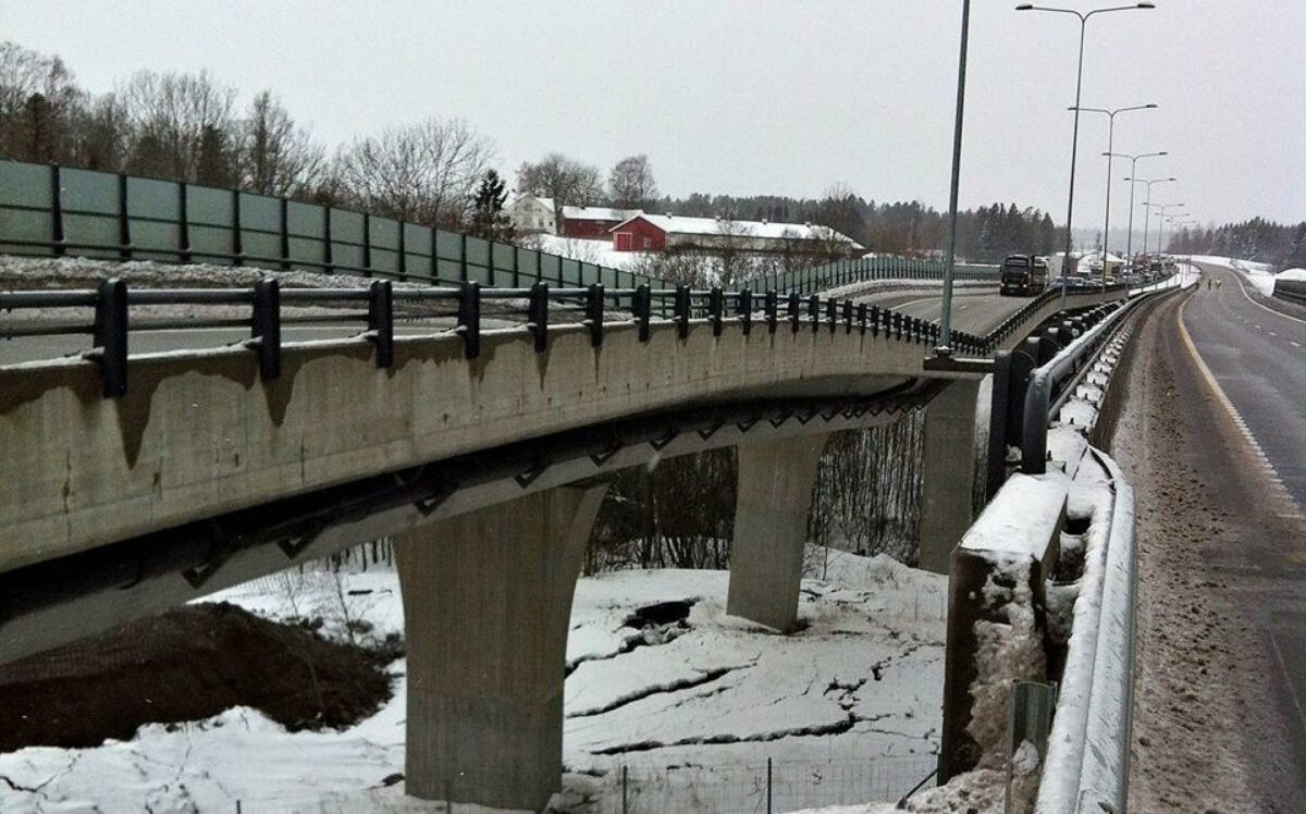 Et jordskred under broen rev den ene bropille med, hvilket fik broen til delvist at kollapse. Foto: Vestfold Interkommunale Brannvesen.