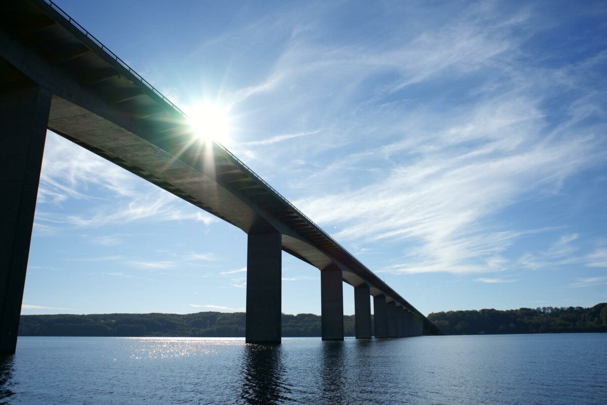 Transportminister Magnus Heunicke slår fast, at en ny bro over Vejle Fjord hænger tæt sammen med en ny togbane til Billund. Foto: Colourbox.