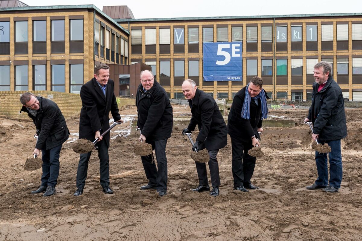 Byggeriet af Nytorv i Middelfart er nu officielt skudt i gang. Fra venstre: Ole Juel Jakobsen, Kvickly Middelfart, Martin N. Baltser, Middelfart Sparekasse, Steen Dahlstrøm, Middelfart Kommune, Torben Østergaard-Nielsen, Middelfart Bycenter A/S, Bent Jensen, Thansen, Per Jørgensen, 5e Byg. Foto: Kaare Bak.