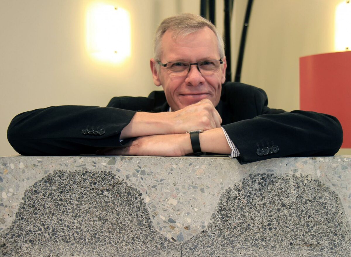 Kristian Hertz, professor på DTU-Byg, modtager Betonprisen 2015. Pressefoto.