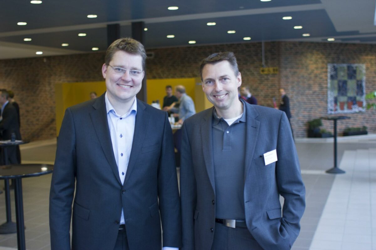 Klima-, energi- og bygningsminister Rasmus Helveg Petersen og formand Mads Bo Bojesen klar til prisoverrækkelsen på Energiforum 2014. Foto: Christian Trollo.