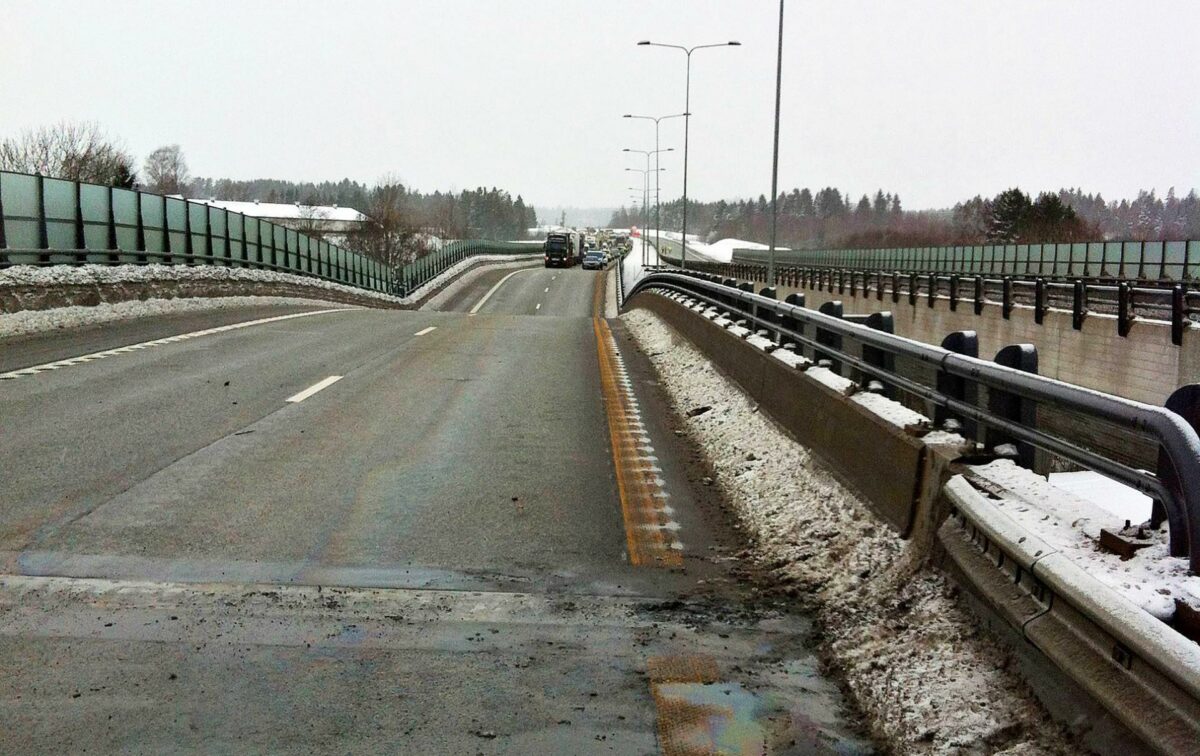 Skjeggestad bro, som kollapsede efter et jordskred, skal nu rives ned. Foto: Vestfold Interkommunale Brannvesen.